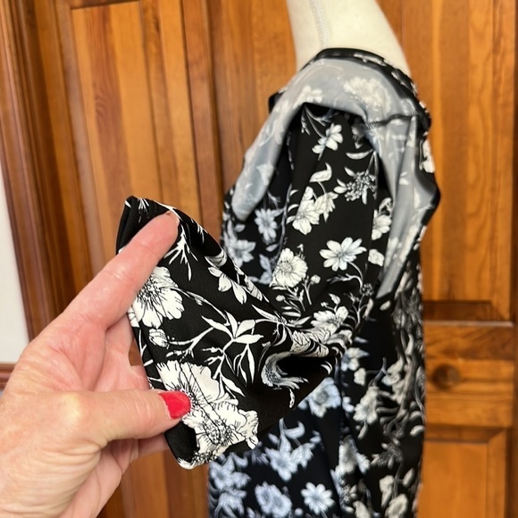 Bleeker & McDougal Vneck Layered Short Bell Sleeve Wrist Length Sleeve Floral 1X - Picture 5 of 9